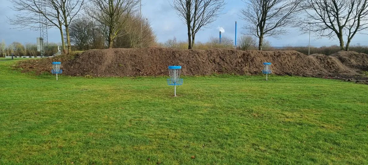 Discgolfbane opvarmningsområde med kurve