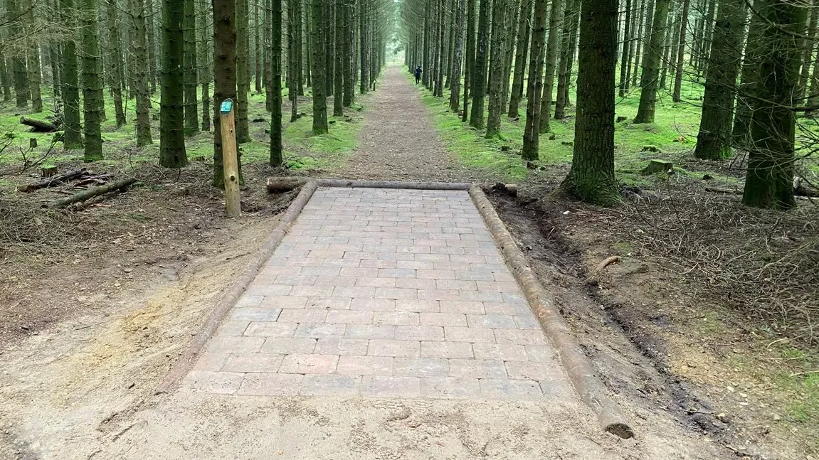 Flise tee-sted på discgolfbane